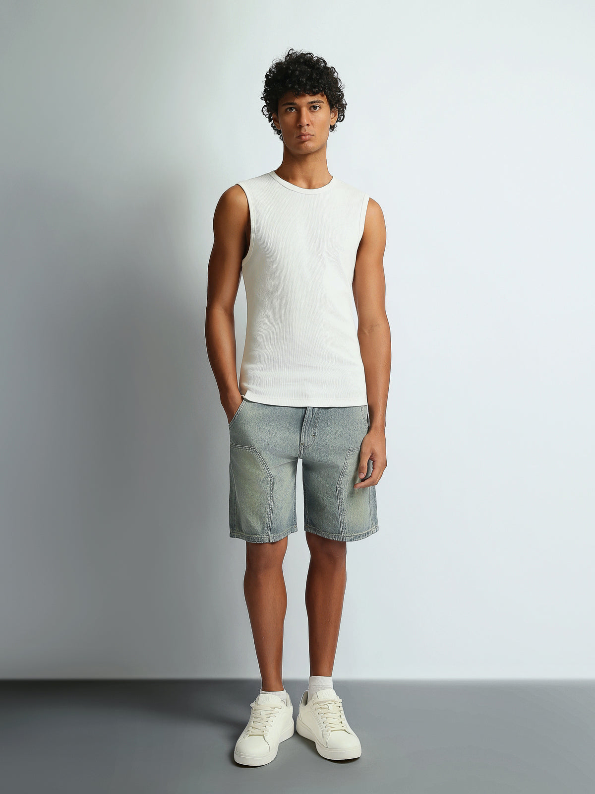 Tank tops Slim fit round-neck